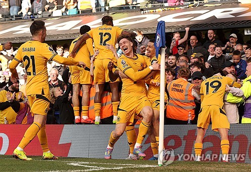 비토르 페레이라 감독이 이끄는 울버햄튼이 6일(한국시간) 영국 입스위치에 있는 포트먼 로드에서 열린 입스위치 타운과의 2024-2025시즌 프리머이륵 31라운드 원정 경기에서 2-1로 역전승을 거뒀다.   황희찬은 이날 교체 명단에 들어 후반 교체 투입을 준비했지만, 동료 외르겐 스트란드 라르센의 역전 골이 터지면서 교체하지 못해 3경기 연속 결장해야 했다.연합뉴스