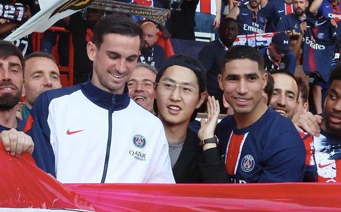 루이스 엔리게 감독이 이끄는 PSG가 6일(한국시간) 프랑스 파리에 있는 파르크 데 프랭스에서 열린 앙제와의 2024-2025시즌 리그1 28라운드 홈 경기에서 데지레 두에의 결승 골로 1-0으로 승리했다.   이제 승점 74(23승 5무)가 된 PSG는 2위 AS모나코(승점 50)와의 승점 차를 24점으로 벌렸다. 18개 팀 체제로 34경기를 치르는 리그1은 남은 6경기 결과에 상관없이 모나코가 PSG를 추격할 수 없어 PSG의 조기 우승이 확정됐다.  PSG