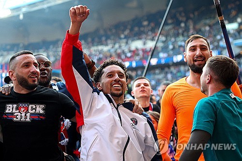 루이스 엔리게 감독이 이끄는 PSG가 6일(한국시간) 프랑스 파리에 있는 파르크 데 프랭스에서 열린 앙제와의 2024-2025시즌 리그1 28라운드 홈 경기에서 데지레 두에의 결승 골로 1-0으로 승리했다.   이제 승점 74(23승 5무)가 된 PSG는 2위 AS모나코(승점 50)와의 승점 차를 24점으로 벌렸다. 18개 팀 체제로 34경기를 치르는 리그1은 남은 6경기 결과에 상관없이 모나코가 PSG를 추격할 수 없어 PSG의 조기 우승이 확정됐다. 연합뉴스