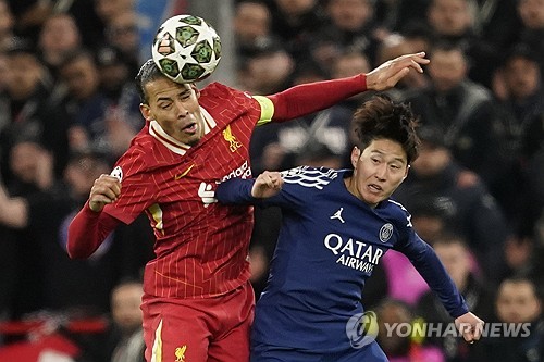 루이스 엔리게 감독이 이끄는 PSG가 6일(한국시간) 프랑스 파리에 있는 파르크 데 프랭스에서 열린 앙제와의 2024-2025시즌 리그1 28라운드 홈 경기에서 데지레 두에의 결승 골로 1-0으로 승리했다.   이제 승점 74(23승 5무)가 된 PSG는 2위 AS모나코(승점 50)와의 승점 차를 24점으로 벌렸다. 18개 팀 체제로 34경기를 치르는 리그1은 남은 6경기 결과에 상관없이 모나코가 PSG를 추격할 수 없어 PSG의 조기 우승이 확정됐다. 연합뉴스