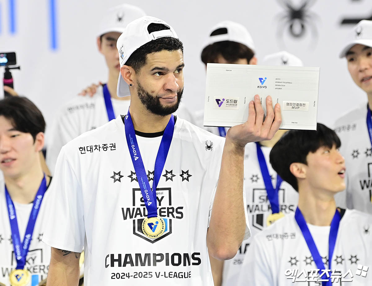 현대캐피탈 레오가 5일 인천 계양체육관에서 열린 V리그 남자부 챔피언결정전 3차전 대한항공과의 경기에서 우승한 뒤 기념촬영을 준비하고 있다. 엑스포츠뉴스 인천, 박지영 기자