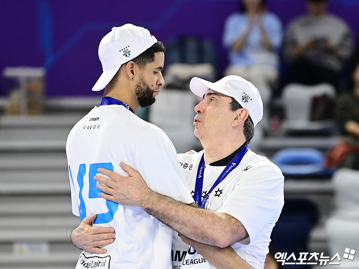 현대캐피탈 레오와 블랑 감독이 5일 인천 계양체육관에서 열린 V리그 남자부 챔피언결정전 3차전 대한항공과의 경기에서 우승한 뒤 포옹하고 있다. 엑스포츠뉴스 인천, 박지영 기자