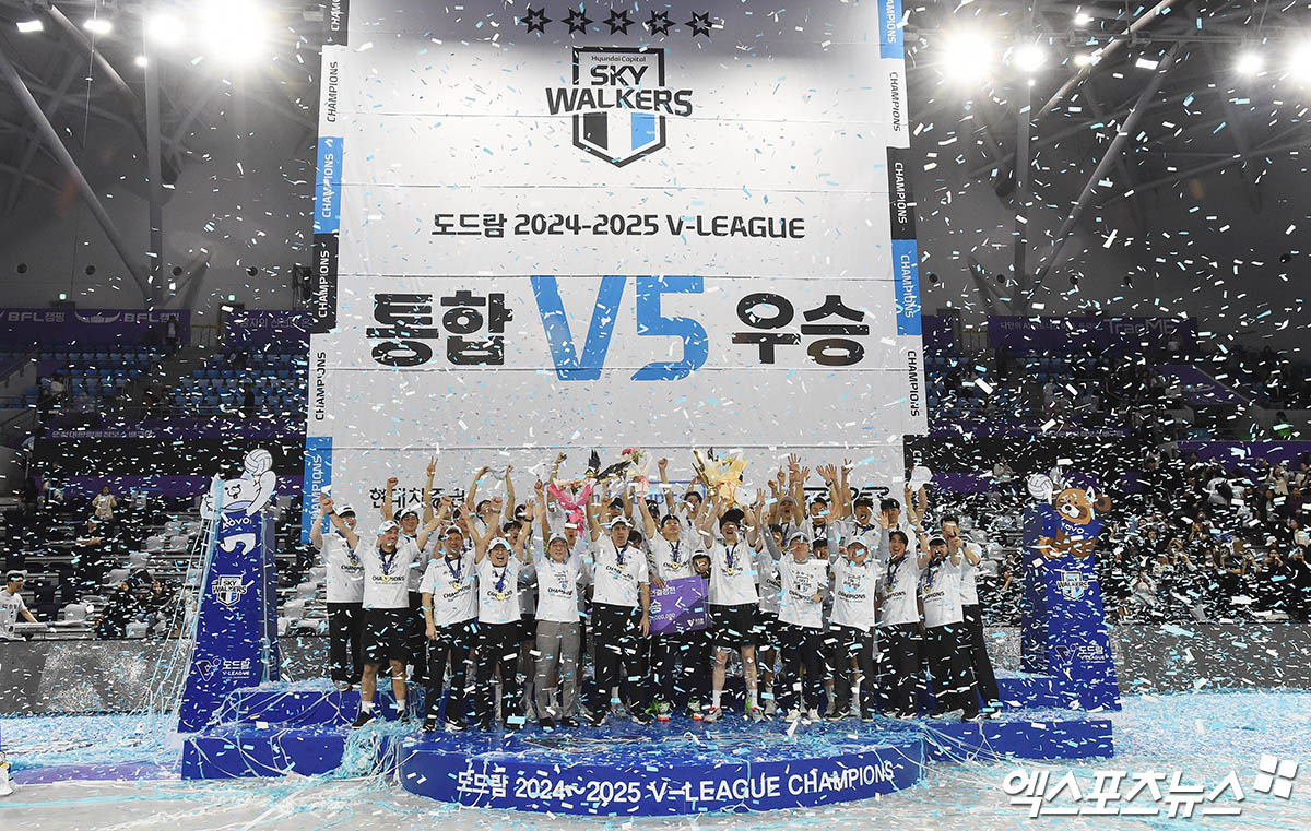 현대캐피탈 선수단이 5일 인천 계양체육관에서 열린 V리그 남자부 챔피언결정전 3차전 대한항공과의 경기에서 우승한 뒤 세리머니하고 있다. 엑스포츠뉴스 인천, 박지영 기자