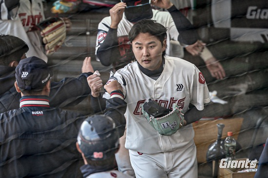 롯데 자이언츠 투수 정철원이 지난 5일 사직 두산전 9회 말 2사 2, 3루 위기에서 처음으로 친정을 상대해 공 3개로 경기를 마무리했다. 롯데 자이언츠