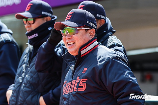 롯데 자이언츠 투수 정철원이 지난 5일 사직 두산전 9회 말 2사 2, 3루 위기에서 처음으로 친정을 상대해 공 3개로 경기를 마무리했다. 롯데 자이언츠