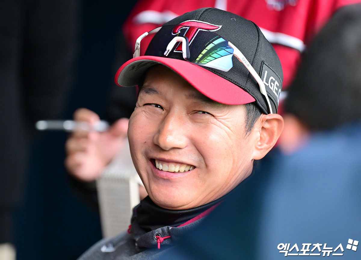 염경엽 LG 감독은 6일 잠실구장에서 열릴 '2025 신한 SOL Bank KBO 리그' KIA와 정규시즌 두 번째 맞대결을 앞두고 미소를 숨기지 않았다. 정규시즌 9승 1패로 상승세를 탄 팀 상황에 기쁜 마음을 표현했다. 엑스포츠뉴스 DB