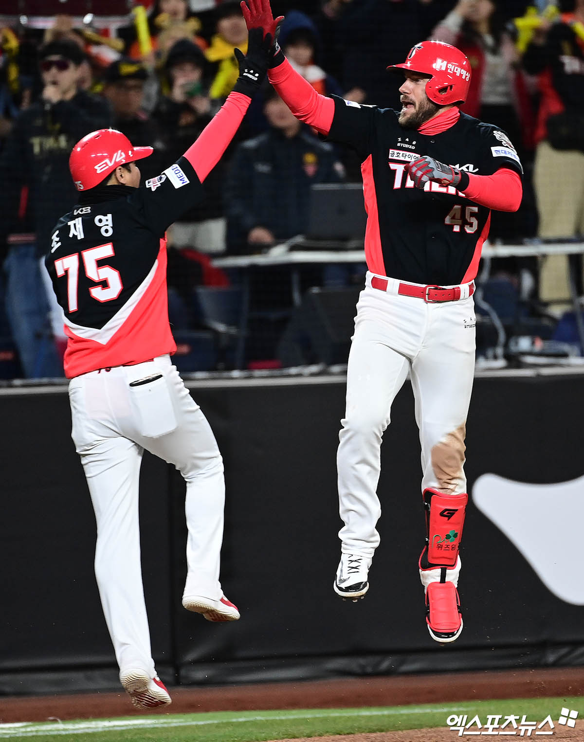 KIA 내야수 위즈덤(오른쪽)은 6일 잠실구장에서 열릴 '2025 신한 SOL Bank KBO 리그' LG와 정규시즌 두 번째 맞대결을 앞두고 5번타자 1루수로 선발 출전한다. 주포로서 중심 타선에서 활력을 불어넣으리라 많은 기대감이 따르고 있다. 엑스포츠뉴스 DB