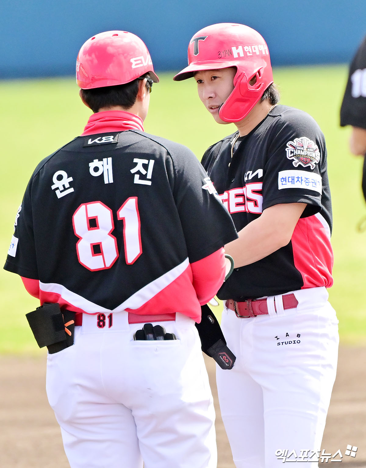 KIA 내야수 박찬호(오른쪽)는 6일 잠실구장에서 열릴 '2025 신한 SOL Bank KBO 리그' LG와 정규시즌 두 번째 맞대결을 앞두고 1번타자 유격수로 선발 출전한다. 하루 전 오른쪽 무릎 부상을 털어내고 1군에 복귀했다. 엑스포츠뉴스 DB