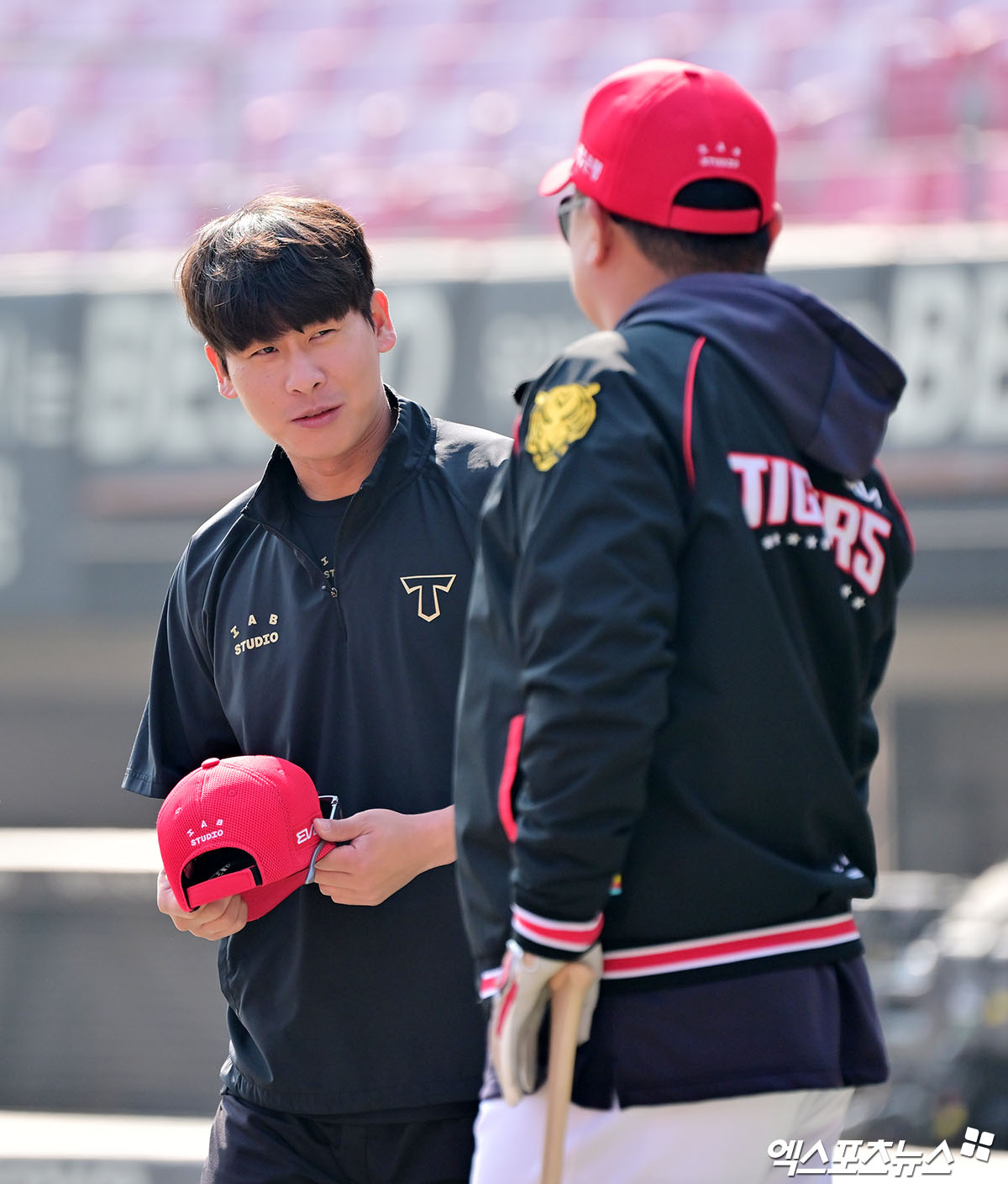 KIA 내야수 박찬호(왼쪽)는 6일 잠실구장에서 열릴 '2025 신한 SOL Bank KBO 리그' LG와 정규시즌 두 번째 맞대결을 앞두고 1번타자 유격수로 선발 출전한다. 하루 전 오른쪽 무릎 부상을 털어내고 1군에 복귀했다. 엑스포츠뉴스 DB