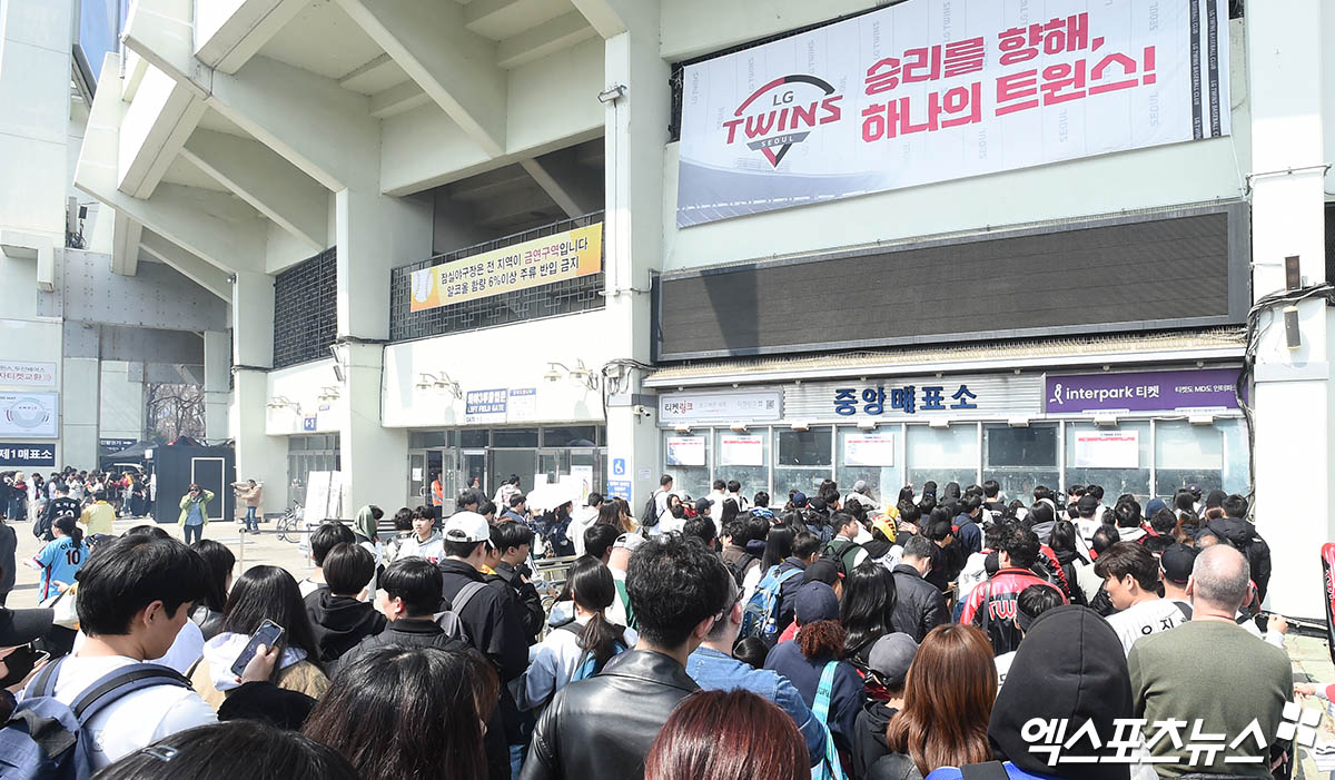 LG와 KIA는 6일 잠실구장에서 '2025 신한 SOL Bank KBO 리그' 정규시즌 두 번째 맞대결을 치를 예정이다. 이날 경기는 개시 1시간 45분 전인 오후 12시 15분 23,750석이 모두 팔렸다. 엑스포츠뉴스 DB