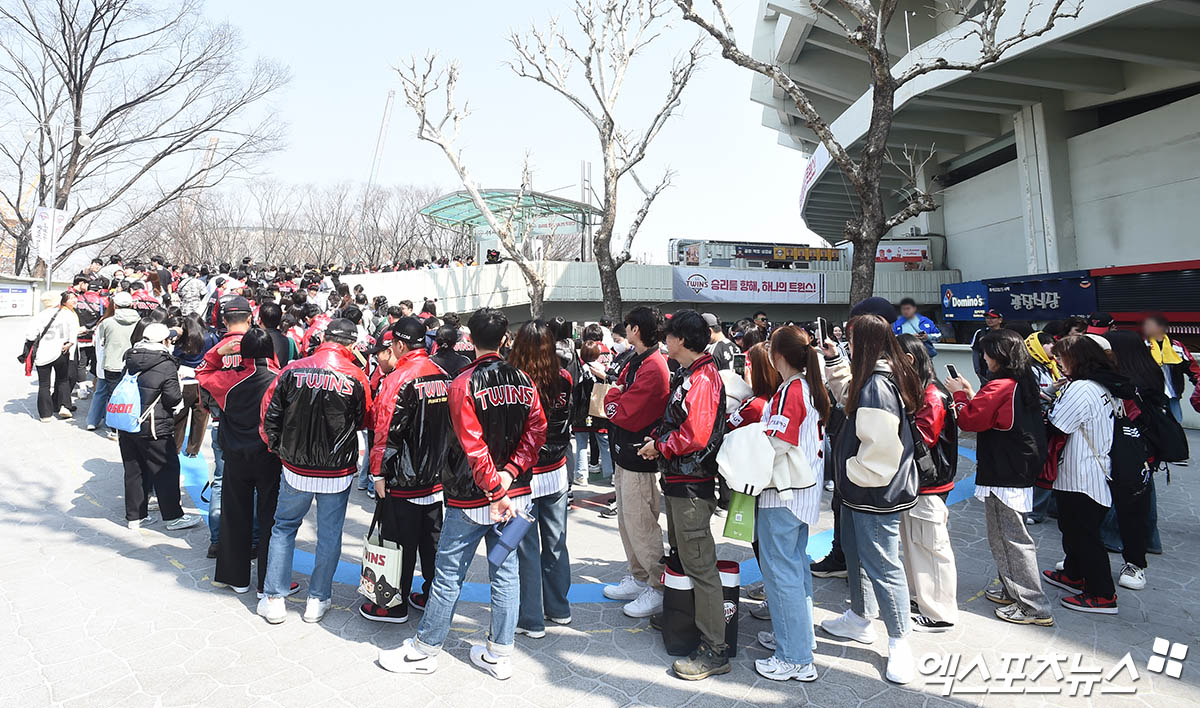 LG와 KIA는 6일 잠실구장에서 '2025 신한 SOL Bank KBO 리그' 정규시즌 두 번째 맞대결을 치를 예정이다. 이날 경기는 개시 1시간 45분 전인 오후 12시 15분 23,750석이 모두 팔렸다. 엑스포츠뉴스 DB