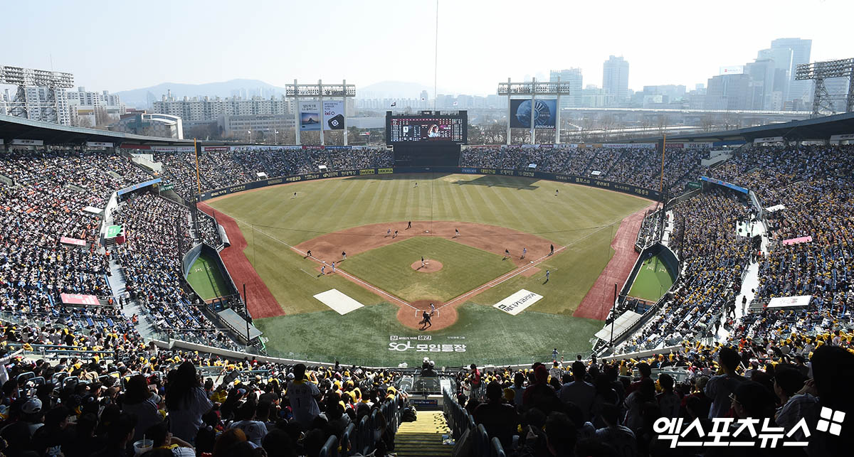 LG와 KIA는 6일 잠실구장에서 '2025 신한 SOL Bank KBO 리그' 정규시즌 두 번째 맞대결을 치를 예정이다. 이날 경기는 개시 1시간 45분 전인 오후 12시 15분 23,750석이 모두 팔렸다. 엑스포츠뉴스 DB