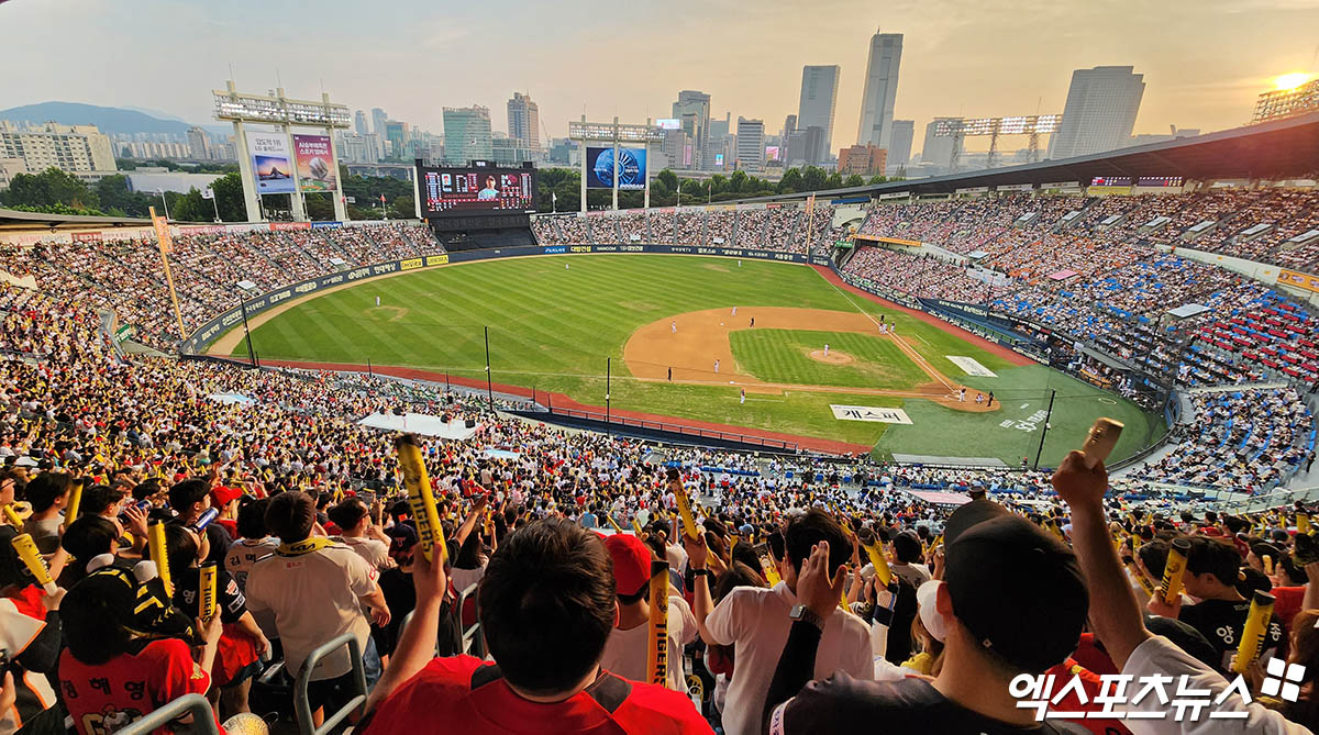 LG와 KIA는 6일 잠실구장에서 '2025 신한 SOL Bank KBO 리그' 정규시즌 두 번째 맞대결을 치를 예정이다. 이날 경기는 개시 1시간 45분 전인 오후 12시 15분 23,750석이 모두 팔렸다. 엑스포츠뉴스 DB
