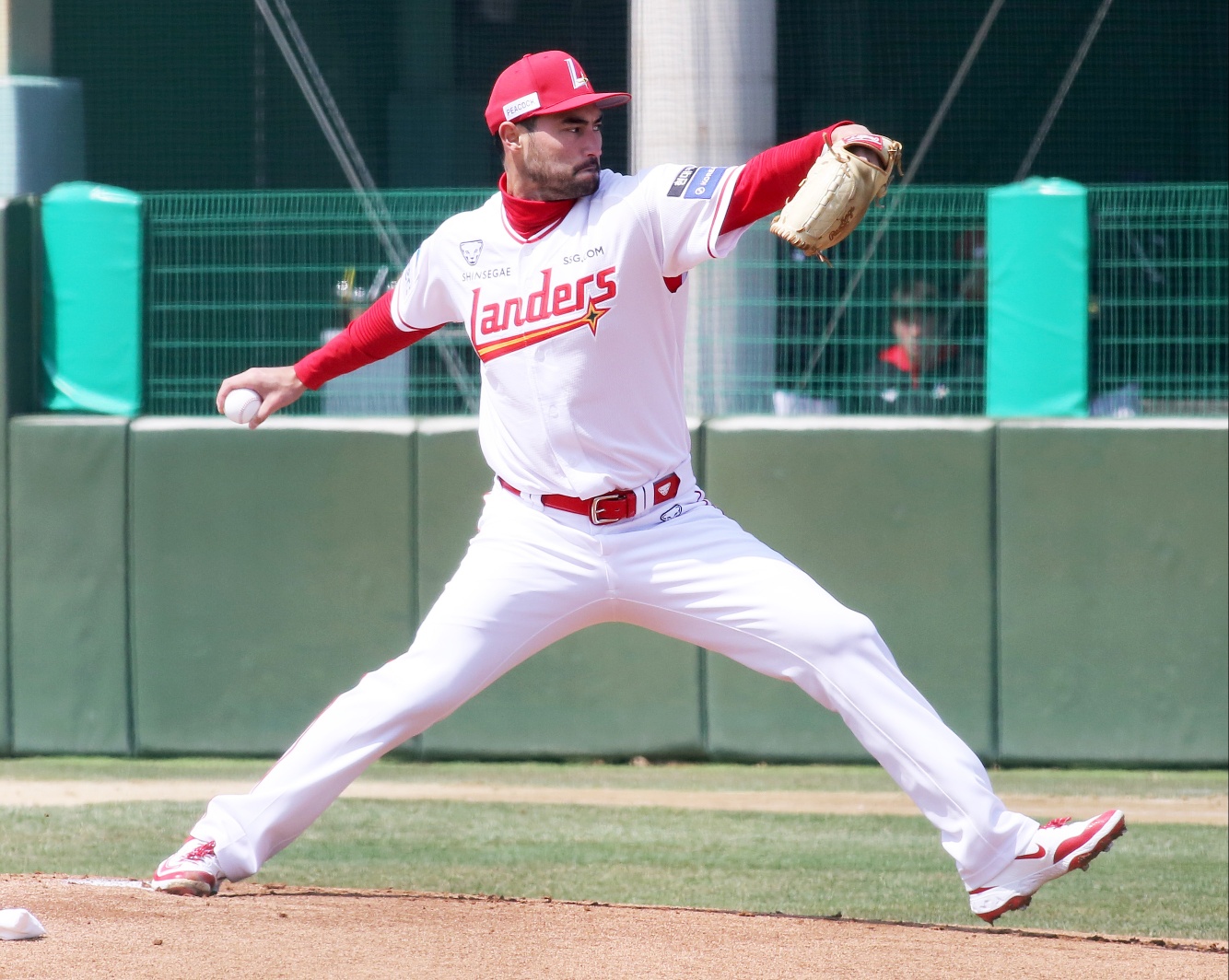 SSG 랜더스 미치 화이트는 6일 강화 SSG퓨처스필드에서 열린 두산 베어스와의 2025 메디힐 KBO 퓨처스리그 경기에 선발투수로 등판해 2이닝 29구 2피안타 3탈삼진 1실점을 기록했다. SSG 랜더스