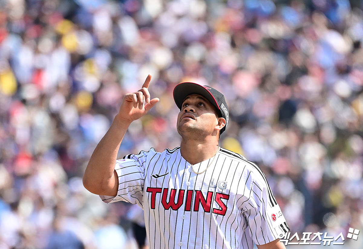 LG 투수 치리노스는 6일 잠실구장에서 열린 '2025 신한 SOL Bank KBO 리그' KIA와 정규시즌 2차전에서 선발 등판했다. 7이닝 1실점 퀄리티스타트 플러스 투구로 팀 승리에 혁혁한 공을 세웠다. 엑스포츠뉴스 DB