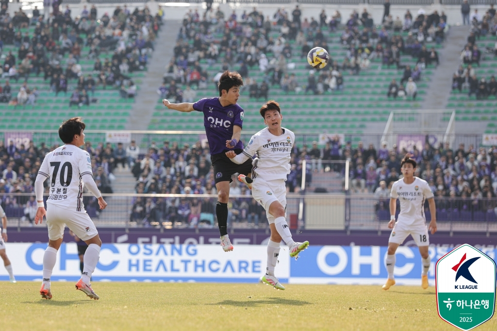 안양FC는 6일 안양종합운동장에서 열린 강원FC와의 하나은행 K리그1 2025 7라운드 맞대결에서 후반 39분에 터진 최규현의 환상적인 발리 선제골과 후반 추가시간 토마스의 쐐기골에 힘입어 2-0 승리를 거뒀다. 이날 승리로 안양은 승점 9(3승4패)로 늘리면서 7위로 올라섰고 7경기 만에 2025시즌 처음으로 홈경기에서 승리를 거두는데 성공했다. 반면에 최근 연패에 빠진 강원은 안양 원정에서도 고개를 숙이면서 3연패를 기록했다. 한국프로축구연맹 제공