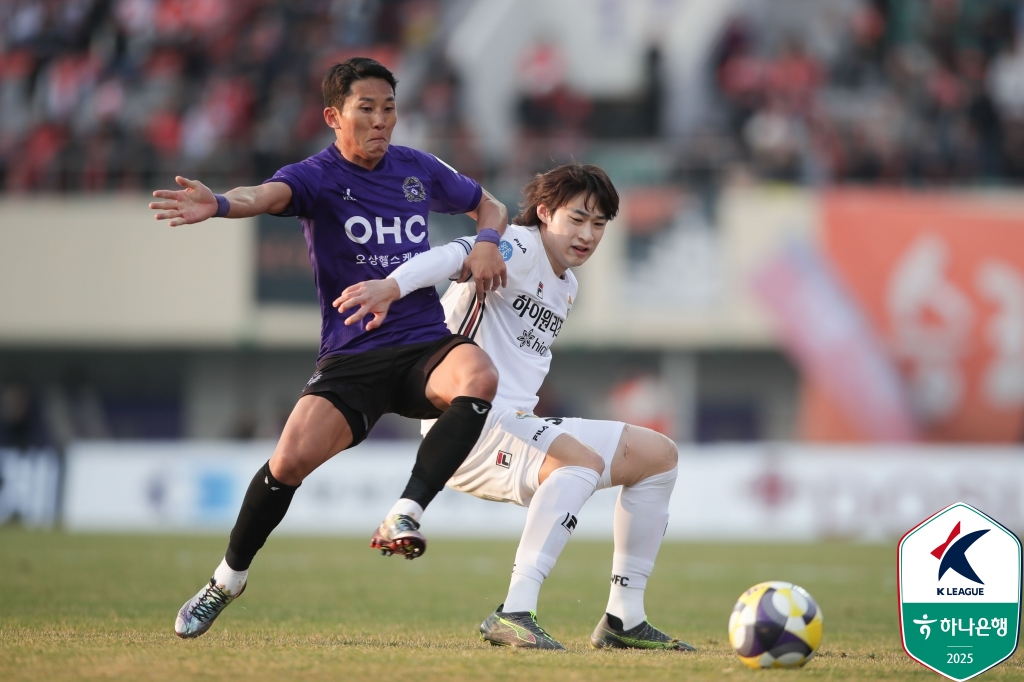 안양FC는 6일 안양종합운동장에서 열린 강원FC와의 하나은행 K리그1 2025 7라운드 맞대결에서 후반 39분에 터진 최규현의 환상적인 발리 선제골과 후반 추가시간 토마스의 쐐기골에 힘입어 2-0 승리를 거뒀다. 이날 승리로 안양은 승점 9(3승4패)로 늘리면서 7위로 올라섰고 7경기 만에 2025시즌 처음으로 홈경기에서 승리를 거두는데 성공했다. 반면에 최근 연패에 빠진 강원은 안양 원정에서도 고개를 숙이면서 3연패를 기록했다. 한국프로축구연맹 제공