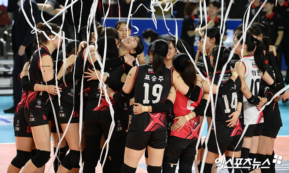 정관장 선수들이 6일 대전 충무체육관에서 열린 V리그 여자부 챔피언결정전 4차전 흥국생명과의 경기에서 승리한 뒤 세리머니하고 있다. 엑스포츠뉴스 대전, 고아라 기자