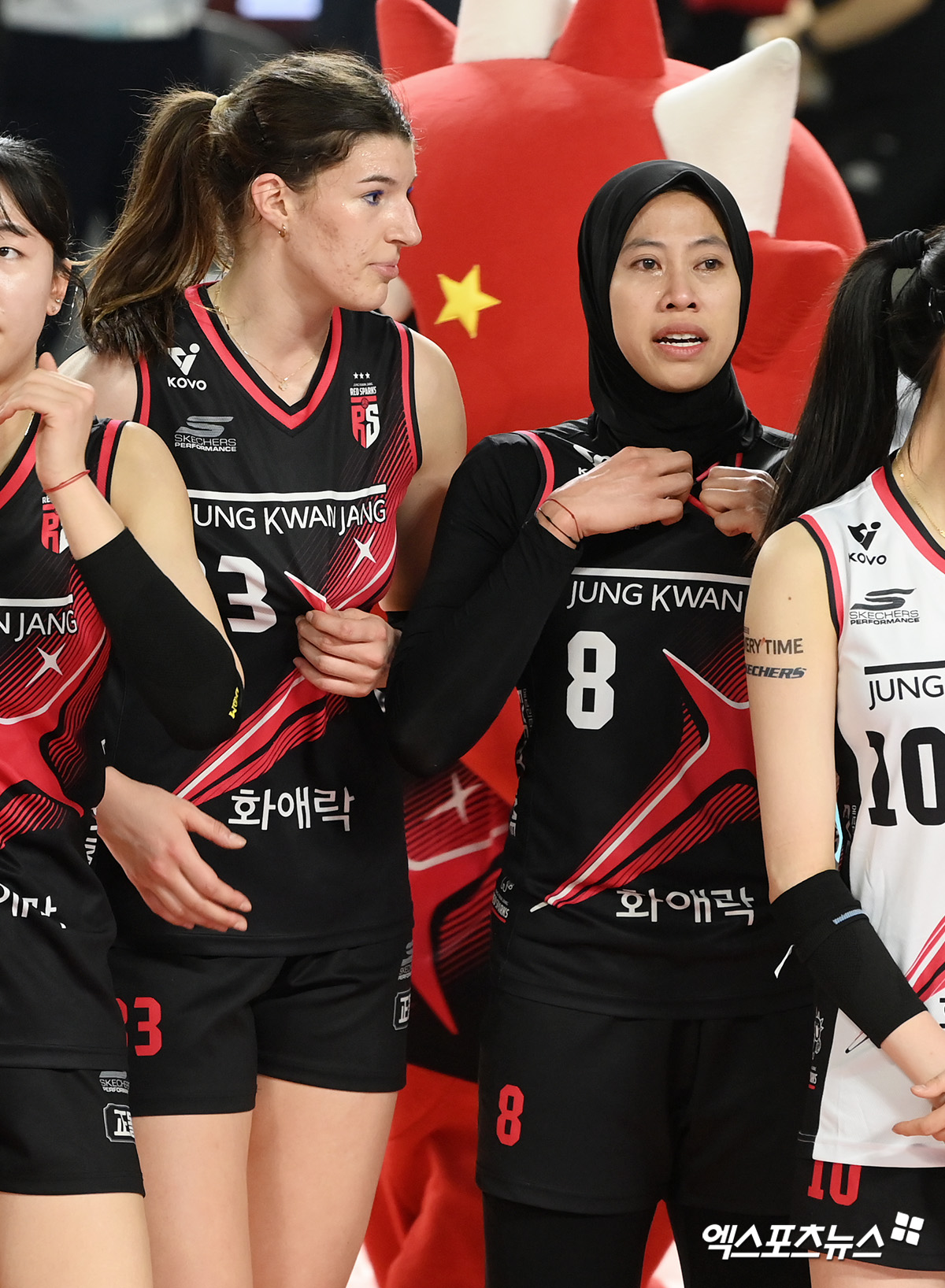 8번을 달고 있는 정관장 메가가 6일 대전 충무체육관에서 열린 V리그 여자부 챔피언결정전 4차전 흥국생명과의 경기에서 승리한 뒤 눈물을 흘리고 있다. 엑스포츠뉴스 대전, 고아라 기자