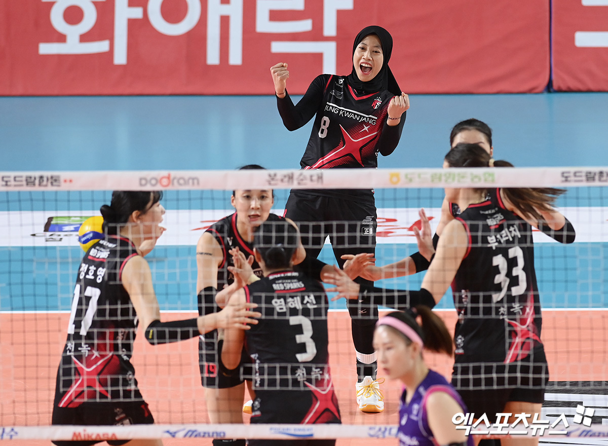 정관장 메가와 선수들이 6일 대전 충무체육관에서 열린 V리그 여자부 챔피언결정전 4차전 흥국생명과의 경기에서 득점 후 세리머니하고 있다. 엑스포츠뉴스 대전, 고아라 기자