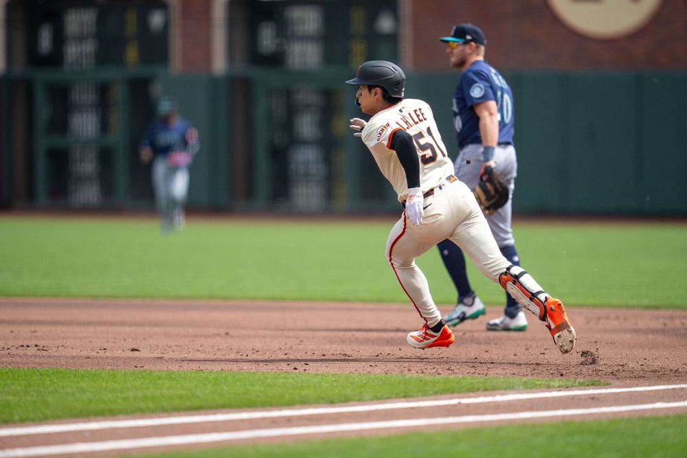 샌프란시스코 외야수 이정후는 7일(한국시간) 오라클파크에서 열린 '2025 메이저리그' 시애틀전에서 3번타자 중견수로 선발 출전했다. 이날 2루타 한 방을 포함해 멀티히트로 활약해 5-4 팀 승리에 보탬이 됐다. 시즌 타율은 종전 0.321에서 0.344로 상승했다. 연합뉴스 REUTERS
