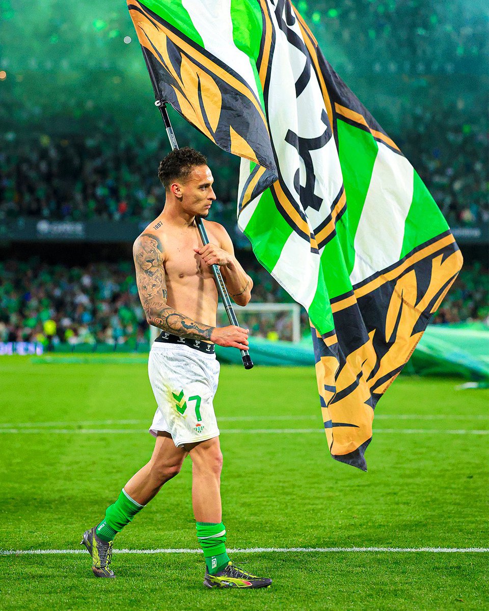 마누엘 펠레그리니 감독이 이끄는 레알 베티스가 지난 6일(한국시간) 스페인 바르셀로나에 있는 에스타디 올림피크 루이스 콤파니스에서 열린 바르셀로나와의 2024-2025시즌 라리가 30라운드 원정 경기에서 1-1로 비겼다. 이날 스페인 매체 '문도 데포르티보'는 안토니에 대해 팀 내 최고 평점을 매겼다. 이날 선방 쇼를 펼친 아드리안 골키퍼와 함께 최고의 활약을 선보였다고 인정받았다. 베티스