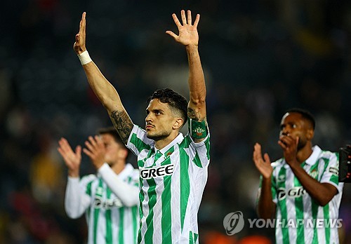 마누엘 펠레그리니 감독이 이끄는 레알 베티스가 지난 6일(한국시간) 스페인 바르셀로나에 있는 에스타디 올림피크 루이스 콤파니스에서 열린 바르셀로나와의 2024-2025시즌 라리가 30라운드 원정 경기에서 1-1로 비겼다. 이날 스페인 매체 '문도 데포르티보'는 안토니에 대해 팀 내 최고 평점을 매겼다. 이날 선방 쇼를 펼친 아드리안 골키퍼와 함께 최고의 활약을 선보였다고 인정받았다. 연합뉴스