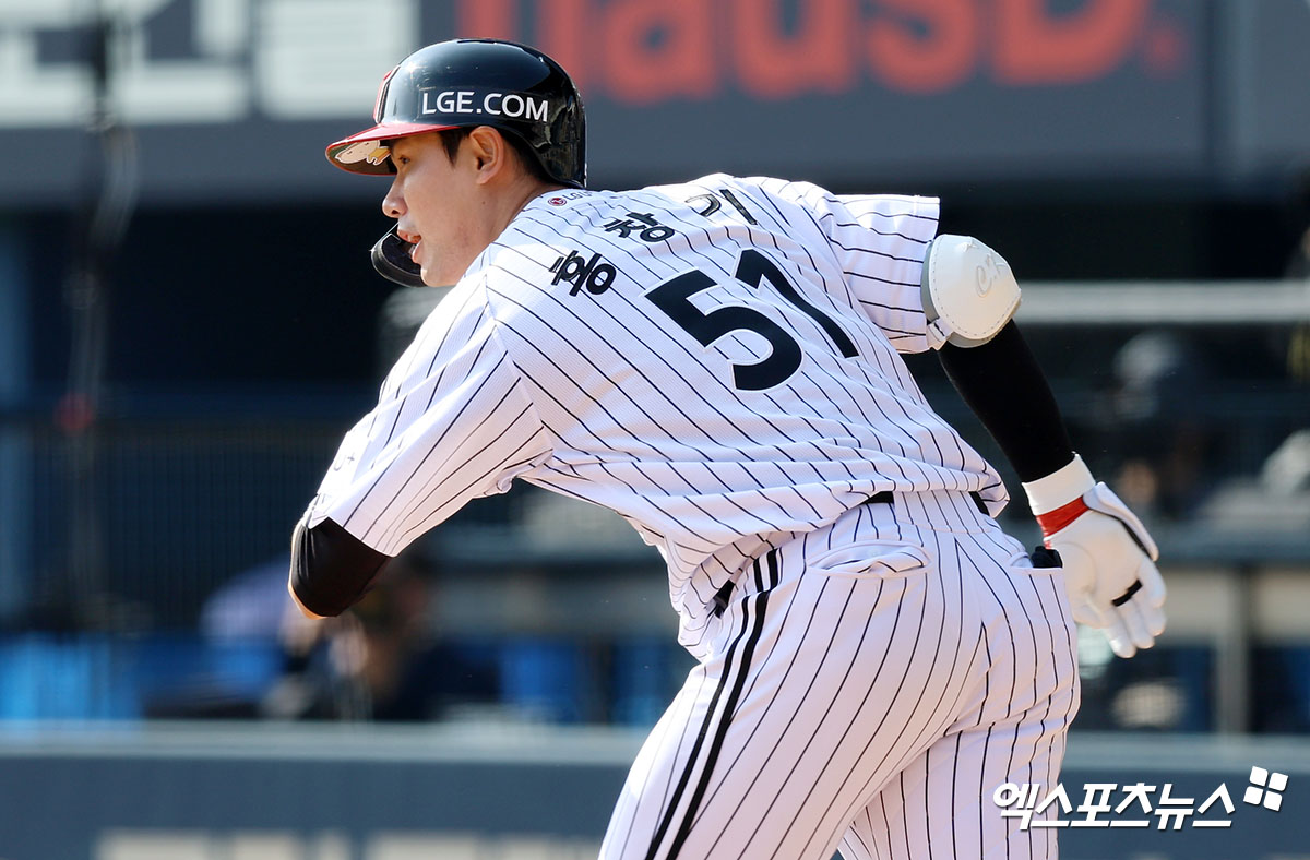 LG 외야수 홍창기는 6일 잠실구장에서 열린 '2025 신한 SOL Bank KBO 리그' KIA와 정규시즌 2차전에서 1번타자 우익수로 선발 출전했다. 2회말 2타점 적시타와 4회말 희생플라이로 3타점 경기를 펼쳐 공격에 활력을 불어넣었다. 엑스포츠뉴스 DB