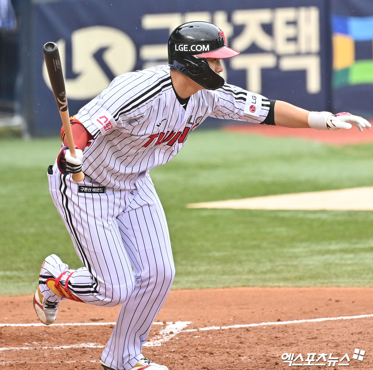 LG 외야수 홍창기는 6일 잠실구장에서 열린 '2025 신한 SOL Bank KBO 리그' KIA와 정규시즌 2차전에서 1번타자 우익수로 선발 출전했다. 2회말 2타점 적시타와 4회말 희생플라이로 3타점 경기를 펼쳐 공격에 활력을 불어넣었다. 엑스포츠뉴스 DB