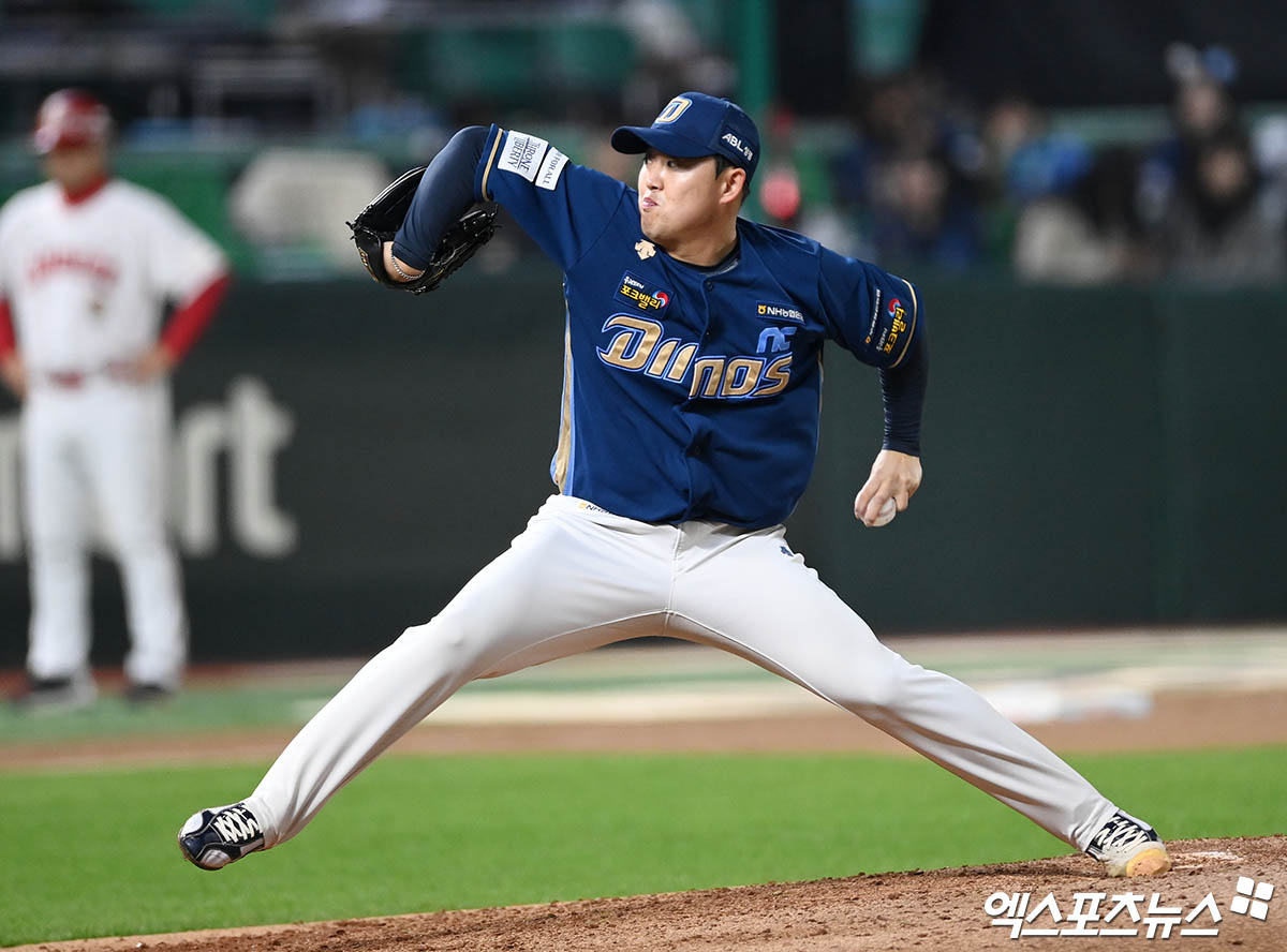 NC 투수 최성영은 지난 5일 고척 스카이돔에서 열린 '2025 신한 SOL Bank KBO 리그' 키움과 정규시즌 2차전에서 구원 등판했다. 최종 성적 1⅔이닝 무실점으로 호투해 승리 투수가 됐다. 전략적인 이유로 한 경기 만에 선발 투수에서 불펜으로 보직을 바꿨지만, 어느 위치에서든 팀에 활력을 불어넣고 있다. 엑스포츠뉴스 DB