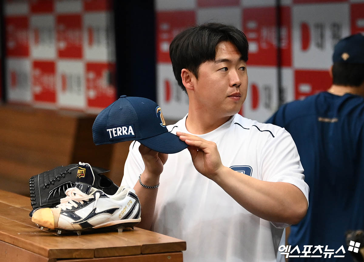 NC 투수 최성영은 지난 5일 고척 스카이돔에서 열린 '2025 신한 SOL Bank KBO 리그' 키움과 정규시즌 2차전에서 구원 등판했다. 최종 성적 1⅔이닝 무실점으로 호투해 승리 투수가 됐다. 전략적인 이유로 한 경기 만에 선발 투수에서 불펜으로 보직을 바꿨지만, 어느 위치에서든 팀에 활력을 불어넣고 있다. 엑스포츠뉴스 DB