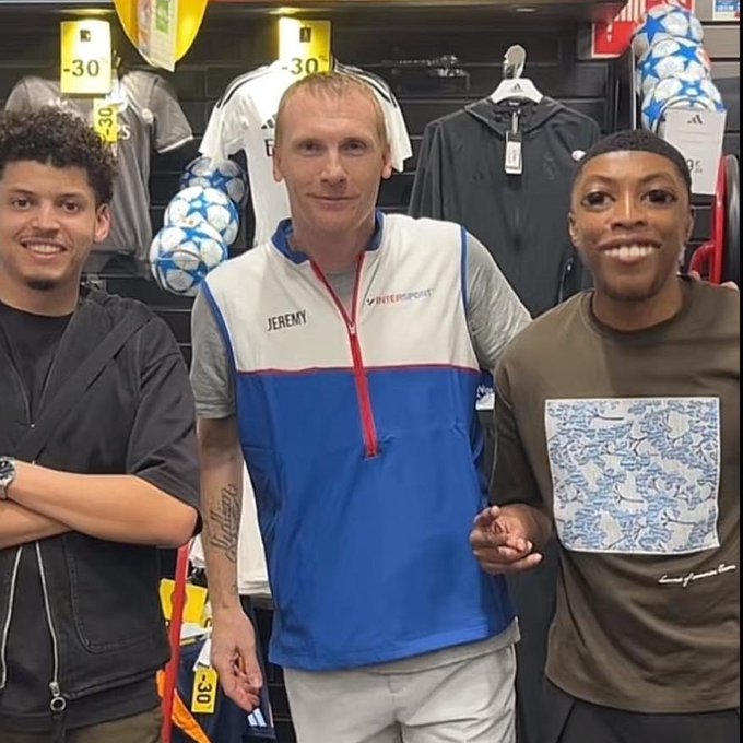 프랑스 매체 '레퀴프'가 7일(한국시간) 과거 바르셀로나에서 뛰었던 스타 수비수 제레미 마티유의 깜짝 놀랄 근황을 전했다. SNS