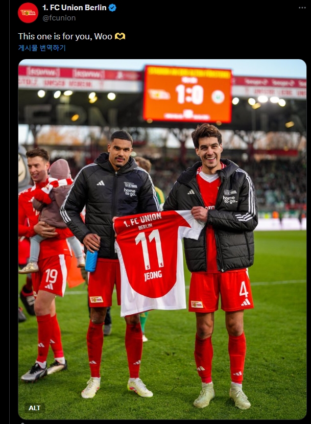 우니온 베를린이 7일(한국시간) 독일 베를린에 있는 슈타디온 안 데어 알텐 푀르스테라이에서 열린 볼프스부르크와의 2024-2025시즌 분데스리가 28라운드 홈 경기에서 베네3딕트 흘러바흐의 결승 골로 1-0으로 승리했다.베를린 선수단은 경기 후 잔류 경쟁에서 어느 정도 한숨을 돌리자 홈 팬들과 함께 환호했다. 그런 가운데 선수단은 현재 부상으로 수술을 받은 정우영의 11번 유니폼을 들고 나왔다. 베를린 SNS