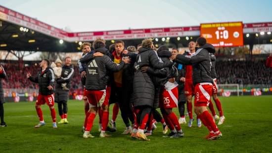 우니온 베를린이 7일(한국시간) 독일 베를린에 있는 슈타디온 안 데어 알텐 푀르스테라이에서 열린 볼프스부르크와의 2024-2025시즌 분데스리가 28라운드 홈 경기에서 베네3딕트 흘러바흐의 결승 골로 1-0으로 승리했다.베를린 선수단은 경기 후 잔류 경쟁에서 어느 정도 한숨을 돌리자 홈 팬들과 함께 환호했다. 그런 가운데 선수단은 현재 부상으로 수술을 받은 정우영의 11번 유니폼을 들고 나왔다. 베를린 SNS