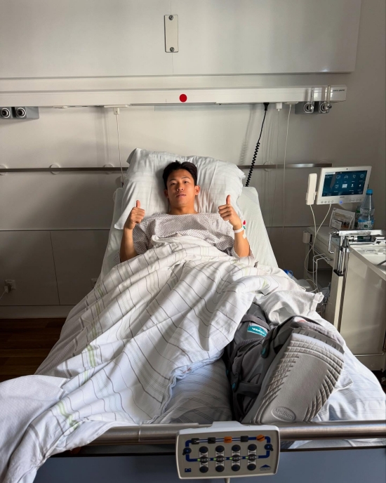 우니온 베를린이 7일(한국시간) 독일 베를린에 있는 슈타디온 안 데어 알텐 푀르스테라이에서 열린 볼프스부르크와의 2024-2025시즌 분데스리가 28라운드 홈 경기에서 베네3딕트 흘러바흐의 결승 골로 1-0으로 승리했다.베를린 선수단은 경기 후 잔류 경쟁에서 어느 정도 한숨을 돌리자 홈 팬들과 함께 환호했다. 그런 가운데 선수단은 현재 부상으로 수술을 받은 정우영의 11번 유니폼을 들고 나왔다. 정우영 SNS