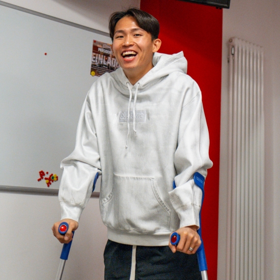 우니온 베를린이 7일(한국시간) 독일 베를린에 있는 슈타디온 안 데어 알텐 푀르스테라이에서 열린 볼프스부르크와의 2024-2025시즌 분데스리가 28라운드 홈 경기에서 베네3딕트 흘러바흐의 결승 골로 1-0으로 승리했다.베를린 선수단은 경기 후 잔류 경쟁에서 어느 정도 한숨을 돌리자 홈 팬들과 함께 환호했다. 그런 가운데 선수단은 현재 부상으로 수술을 받은 정우영의 11번 유니폼을 들고 나왔다. 베를린 SNS