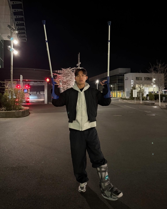 우니온 베를린이 7일(한국시간) 독일 베를린에 있는 슈타디온 안 데어 알텐 푀르스테라이에서 열린 볼프스부르크와의 2024-2025시즌 분데스리가 28라운드 홈 경기에서 베네3딕트 흘러바흐의 결승 골로 1-0으로 승리했다.베를린 선수단은 경기 후 잔류 경쟁에서 어느 정도 한숨을 돌리자 홈 팬들과 함께 환호했다. 그런 가운데 선수단은 현재 부상으로 수술을 받은 정우영의 11번 유니폼을 들고 나왔다. 정우영 SNS