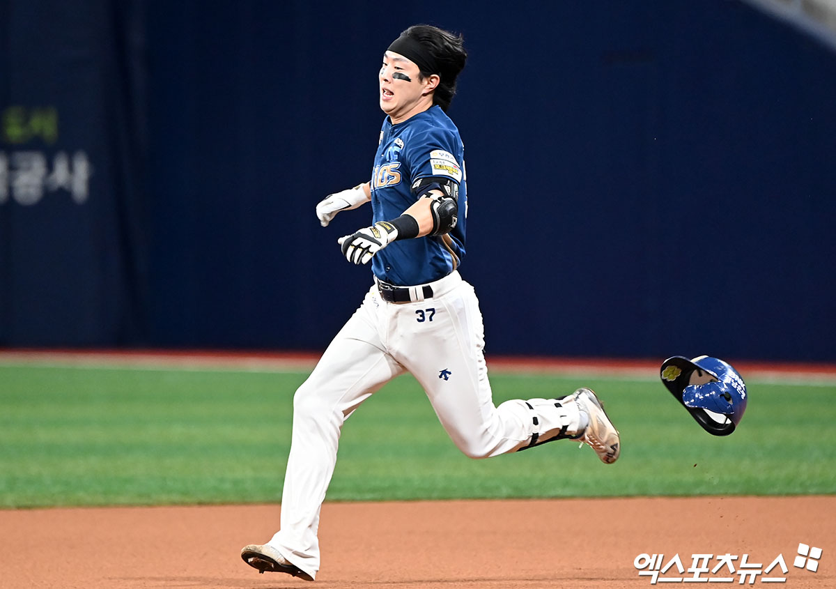 NC 외야수 박건우는 지난 6일 고척 스카이돔에서 열린 '2025 신한 SOL Bank KBO 리그' 키움과 정규시즌 세 번째 맞대결에서 5번타자 중견수로 선발 출전했다. 안타와 볼넷으로 3출루 경기를 펼쳐 공격에 활력을 불어넣던 중 왼쪽 햄스트링을 다쳐 교체됐다. 8일 병원 검진에 들어갈 예정이다. 엑스포츠뉴스 DB