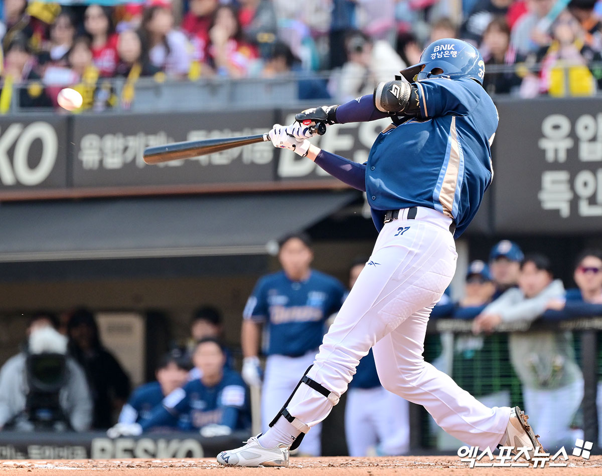 NC 외야수 박건우는 지난 6일 고척 스카이돔에서 열린 '2025 신한 SOL Bank KBO 리그' 키움과 정규시즌 세 번째 맞대결에서 5번타자 중견수로 선발 출전했다. 안타와 볼넷으로 3출루 경기를 펼쳐 공격에 활력을 불어넣던 중 왼쪽 햄스트링을 다쳐 교체됐다. 8일 병원 검진에 들어갈 예정이다. 엑스포츠뉴스 DB