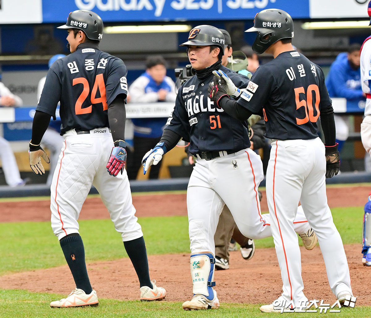 5일 오후 대구삼성라이온즈파크에서 열린 '2025 신한 SOL Bank KBO리그' 한화 이글스와 삼성 라이온즈의 경기, 9회초 2사 1,2루 한화 문현빈이 스리런 홈런을 날린 후 기뻐하고 있다. 엑스포츠뉴스DB