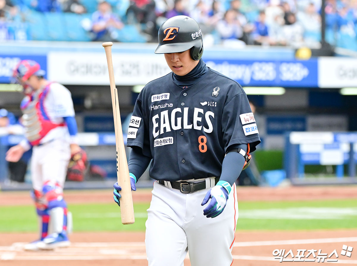 5일 오후 대구삼성라이온즈파크에서 열린 '2025 신한 SOL Bank KBO리그' 한화 이글스와 삼성 라이온즈의 경기, 1회초 1사 1,3루 한화 노시환이 1루수 파울플라이로 아웃된 후 아쉬워하고 있다. 엑스포츠뉴스DB