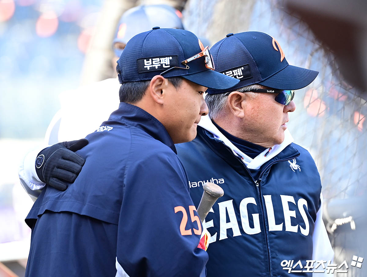 28일 오후 대전한화생명볼파크에서 열리는 '2025 신한 SOL Bank KBO리그' 한화 이글스와 KIA 타이거즈의 경기에 앞서 한화 김경문 감독이 타격 훈련 중 김태연을 격려하고 있다. 엑스포츠뉴스DB