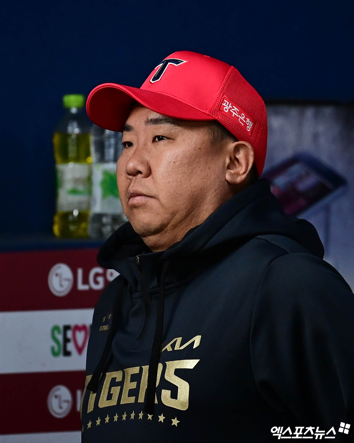 4일 오후 서울 송파구 잠실야구장에서 열린 '2025 신한 SOL Bank KBO리그' KIA 타이거즈와 LG 트윈스의 경기, KIA 이범호 감독이 더그아웃서 경기를 지켜보고 있다. 엑스포츠뉴스 DB