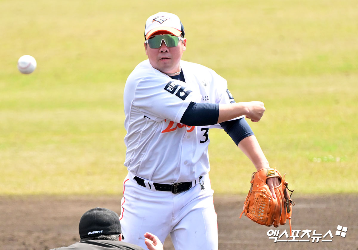 26일 오후 일본 오키나와 고친다 구장에서 열린 KT 위즈와 한화 이글스의 연습경기, 3회초 한화 안치홍이 KT 허경민의 내야땅볼때 황재균을 포스아웃 시킨 후 1루로 송구하고 있다. 엑스포츠뉴스DB