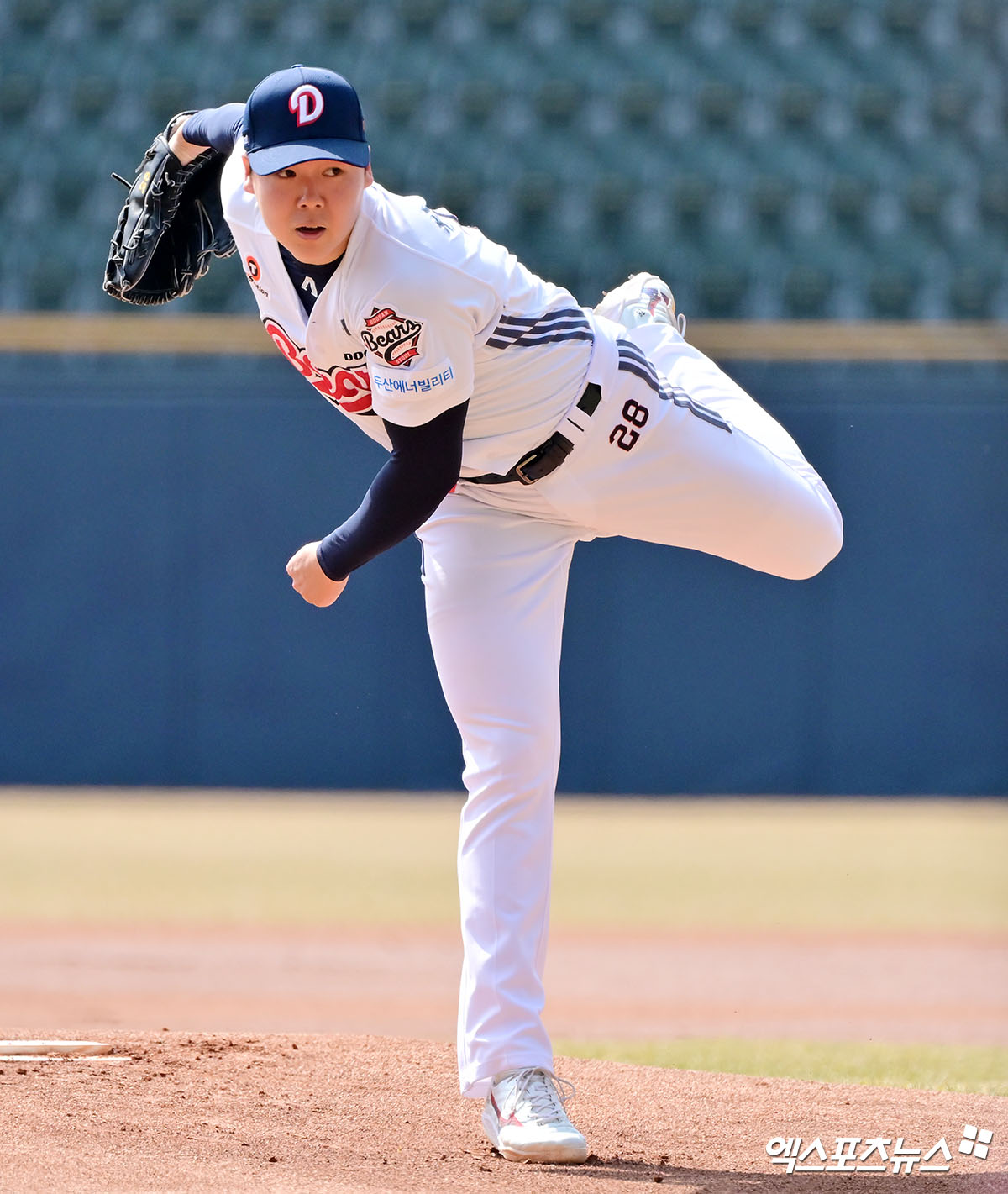 14일 오후 서울 송파구 잠실야구장에서 열린 '2025 신한 SOL Bank KBO리그' KIA 타이거즈와 두산 베어스의 시범경기, 1회초 두산 선발투수 최승용이 공을 힘차게 던지고 있다. 엑스포츠뉴스 DB