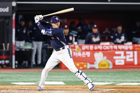 두산 베어스 신인 투수 홍민규가 지난 6일 사직 롯데전에서 구원 등판해 데뷔 첫 승을 거뒀다. 8회 초 나온 양석환의 역전 투런포와 5아웃 세이브에 성공한 김택연의 활약이 홍민규의 데뷔 첫 승을 이끌었다. 두산 베어스