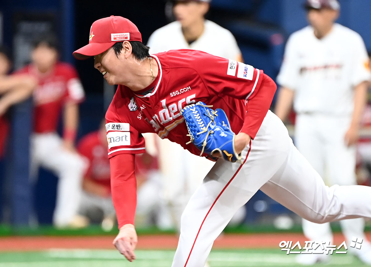 7일 오후 서울 구로구 고척스카이돔에서 열린 '2024 신한 SOL Bank KBO리그' SSG 랜더스와 키움 히어로즈의 경기, 6회말 1사 1,3루 SSG 문승원이 공을 힘차게 던지고 있다. 엑스포츠뉴스 DB
