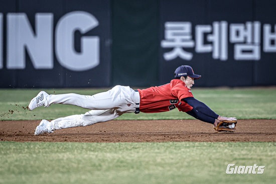 롯데 자이언츠 내야수 전민재가 친정 팀 두산 베어스와 첫 맞대결에서 인상적인 활약을 선보였다. 롯데 자이언츠