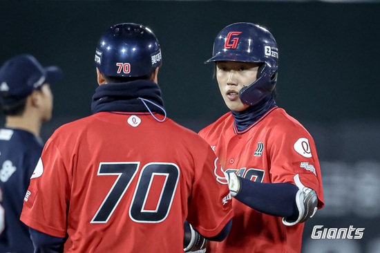 롯데 자이언츠 내야수 전민재가 친정 팀 두산 베어스와 첫 맞대결에서 인상적인 활약을 선보였다. 롯데 자이언츠