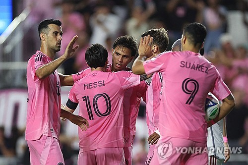 영국 매체 '데일리 메일'이 8일(한국시간) 데이비드 베컴이 구단주로 있는 미국 MLS 인터 마이애미가 최근 맨체스터 시티와 결별을 발표한 더브라위너에게 제안을 고려하고 있다고 보도했다. '디에슬레틱'은 마이애미가 더브라위너의 우선협상권을 갖고 있다고 보도했다. 연합뉴스